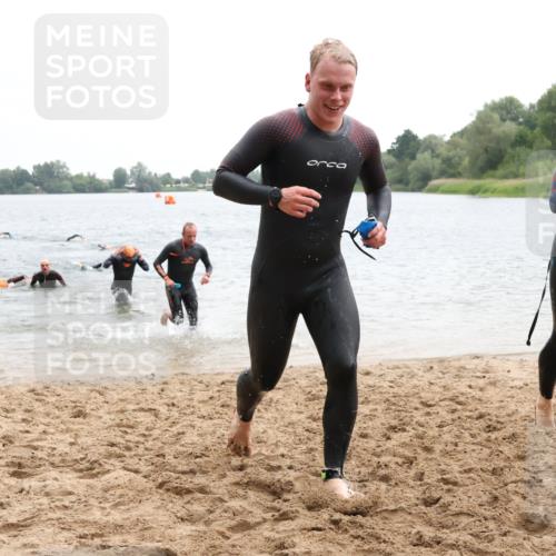 21.06.2025 - 27. Vierlanden-Triathlon Lena Gebhardt http://msf.ph/oto/8040332 15.06.2025 12:55:33 Schwimmen 1098, 1105, 1110, 1112, 1116, 1156 meine-sportfotos.de