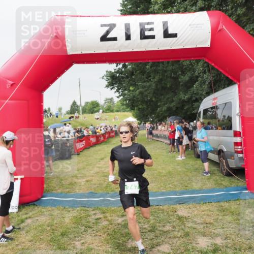 21.06.2025 - 27. Vierlanden-Triathlon MichiJ http://msf.ph/oto/8040337 15.06.2026 13:24:34 Ziel 747, 846 meine-sportfotos.de
