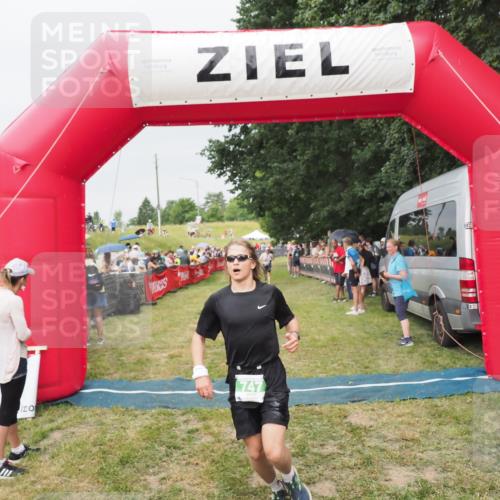 21.06.2025 - 27. Vierlanden-Triathlon MichiJ http://msf.ph/oto/8040340 15.06.2026 13:24:34 Ziel 747, 846 meine-sportfotos.de