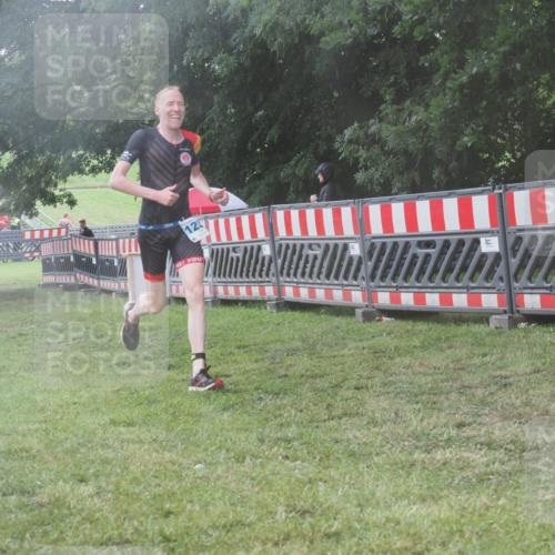 21.06.2025 - 27. Vierlanden-Triathlon KatJ http://msf.ph/oto/8040341 15.06.2025 14:27:28 Ziel 1239, 1299 meine-sportfotos.de