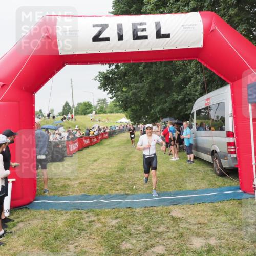 21.06.2025 - 27. Vierlanden-Triathlon MichiJ http://msf.ph/oto/8040351 15.06.2026 13:24:38 Ziel 636, 747, 846 meine-sportfotos.de