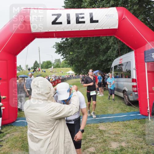 21.06.2025 - 27. Vierlanden-Triathlon MichiJ http://msf.ph/oto/8040382 15.06.2026 13:24:41 Ziel 636, 846 meine-sportfotos.de