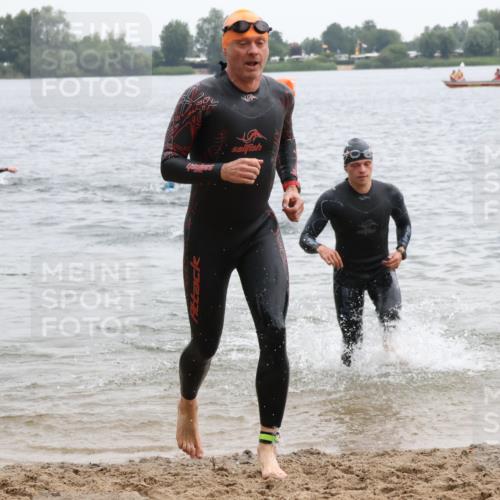 21.06.2025 - 27. Vierlanden-Triathlon Lena Gebhardt http://msf.ph/oto/8040388 15.06.2025 12:55:43 Schwimmen 1098, 1100, 1105, 1130, 1156 meine-sportfotos.de