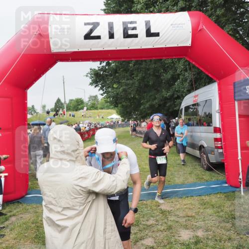 21.06.2025 - 27. Vierlanden-Triathlon MichiJ http://msf.ph/oto/8040389 15.06.2026 13:24:42 Ziel 636, 846 meine-sportfotos.de