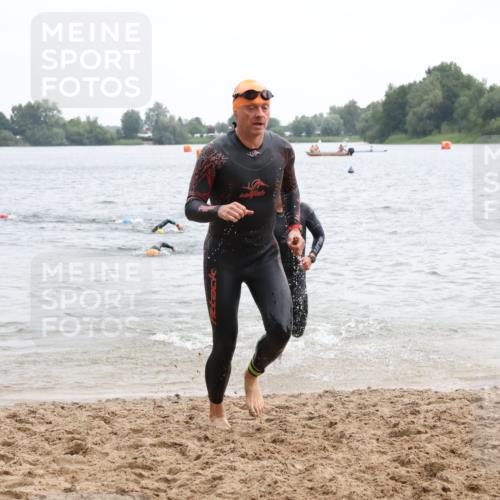 21.06.2025 - 27. Vierlanden-Triathlon Lena Gebhardt http://msf.ph/oto/8040390 15.06.2025 12:55:43 Schwimmen 1098, 1100, 1105, 1130, 1156 meine-sportfotos.de