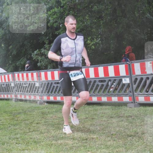 21.06.2025 - 27. Vierlanden-Triathlon KatJ http://msf.ph/oto/8040391 15.06.2025 14:27:33 Ziel 199, 1299 meine-sportfotos.de