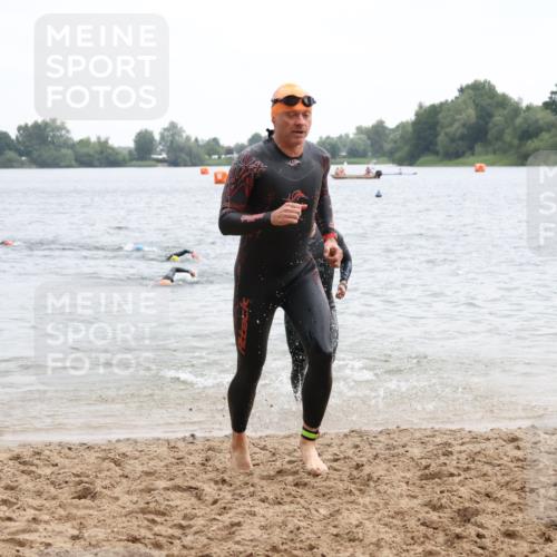 21.06.2025 - 27. Vierlanden-Triathlon Lena Gebhardt http://msf.ph/oto/8040393 15.06.2025 12:55:43 Schwimmen 1098, 1100, 1105, 1130, 1156 meine-sportfotos.de