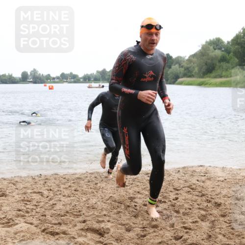 21.06.2025 - 27. Vierlanden-Triathlon Lena Gebhardt http://msf.ph/oto/8040395 15.06.2025 12:55:44 Schwimmen 1098, 1100, 1105, 1130, 1156 meine-sportfotos.de