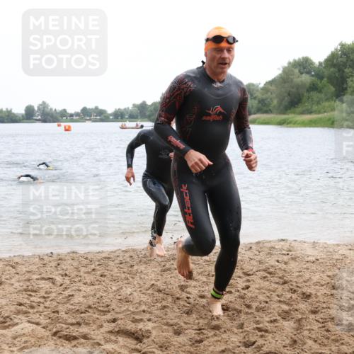 21.06.2025 - 27. Vierlanden-Triathlon Lena Gebhardt http://msf.ph/oto/8040398 15.06.2025 12:55:44 Schwimmen 1098, 1100, 1105, 1130, 1156 meine-sportfotos.de