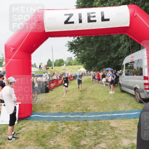 21.06.2025 - 27. Vierlanden-Triathlon MichiJ http://msf.ph/oto/8040399 15.06.2026 13:24:51 Ziel 953 meine-sportfotos.de