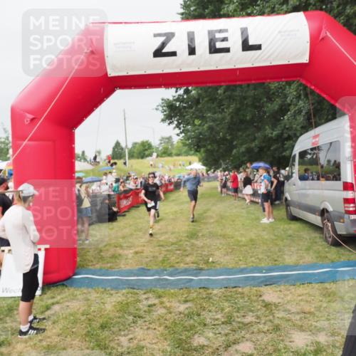 21.06.2025 - 27. Vierlanden-Triathlon MichiJ http://msf.ph/oto/8040406 15.06.2026 13:24:51 Ziel 953 meine-sportfotos.de