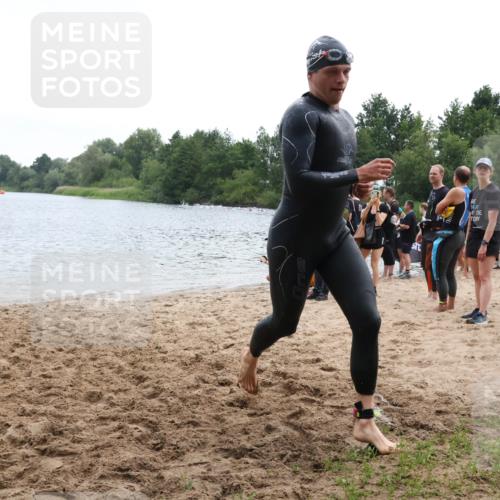 21.06.2025 - 27. Vierlanden-Triathlon Lena Gebhardt http://msf.ph/oto/8040408 15.06.2025 12:55:46 Schwimmen 1098, 1100, 1104, 1105, 1130 meine-sportfotos.de