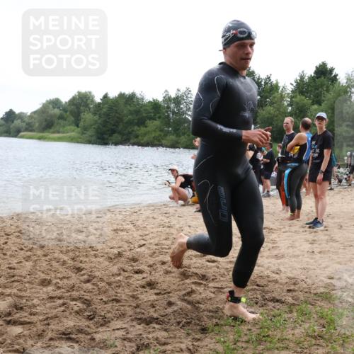 21.06.2025 - 27. Vierlanden-Triathlon Lena Gebhardt http://msf.ph/oto/8040411 15.06.2025 12:55:46 Schwimmen 1098, 1100, 1104, 1105, 1130 meine-sportfotos.de