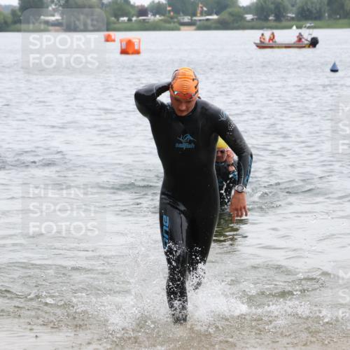 21.06.2025 - 27. Vierlanden-Triathlon Lena Gebhardt http://msf.ph/oto/8040414 15.06.2025 12:55:54 Schwimmen 1100, 1104, 1117, 1130, 1132 meine-sportfotos.de