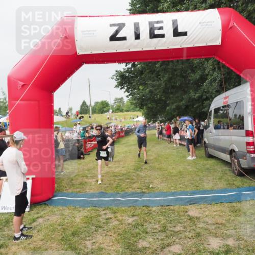 21.06.2025 - 27. Vierlanden-Triathlon MichiJ http://msf.ph/oto/8040415 15.06.2026 13:24:52 Ziel 953 meine-sportfotos.de