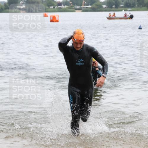 21.06.2025 - 27. Vierlanden-Triathlon Lena Gebhardt http://msf.ph/oto/8040417 15.06.2025 12:55:54 Schwimmen 1100, 1104, 1117, 1130, 1132 meine-sportfotos.de