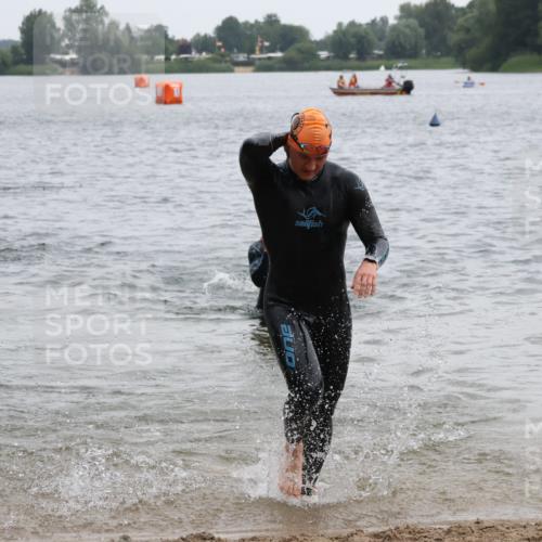 21.06.2025 - 27. Vierlanden-Triathlon Lena Gebhardt http://msf.ph/oto/8040423 15.06.2025 12:55:55 Schwimmen 1104, 1117, 1132 meine-sportfotos.de