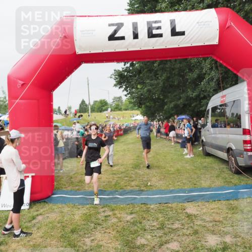 21.06.2025 - 27. Vierlanden-Triathlon MichiJ http://msf.ph/oto/8040425 15.06.2026 13:24:52 Ziel 953 meine-sportfotos.de