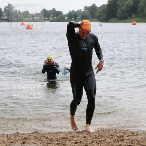 21.06.2025 - 27. Vierlanden-Triathlon Lena Gebhardt http://msf.ph/oto/8040426 15.06.2025 12:55:55 Schwimmen 1104, 1117, 1132 meine-sportfotos.de