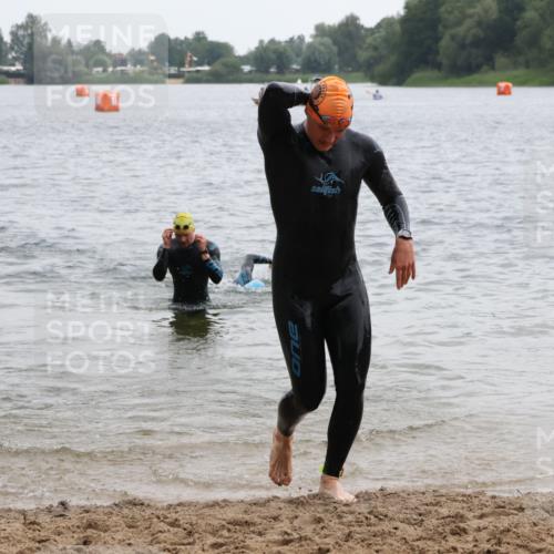 21.06.2025 - 27. Vierlanden-Triathlon Lena Gebhardt http://msf.ph/oto/8040429 15.06.2025 12:55:55 Schwimmen 1104, 1117, 1132 meine-sportfotos.de