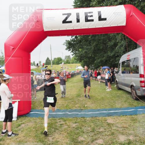 21.06.2025 - 27. Vierlanden-Triathlon MichiJ http://msf.ph/oto/8040432 15.06.2026 13:24:52 Ziel 953 meine-sportfotos.de