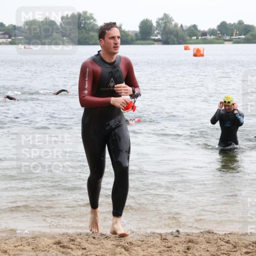 21.06.2025 - 27. Vierlanden-Triathlon Lena Gebhardt http://msf.ph/oto/8040434 15.06.2025 12:55:56 Schwimmen 1104, 1117, 1132, 1134 meine-sportfotos.de