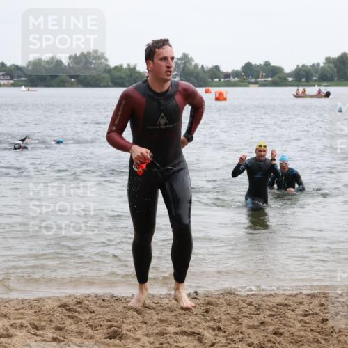 21.06.2025 - 27. Vierlanden-Triathlon Lena Gebhardt http://msf.ph/oto/8040436 15.06.2025 12:55:57 Schwimmen 1104, 1117, 1132, 1134 meine-sportfotos.de