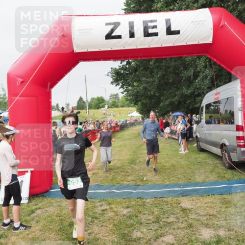 21.06.2025 - 27. Vierlanden-Triathlon MichiJ http://msf.ph/oto/8040438 15.06.2026 13:24:52 Ziel 953 meine-sportfotos.de
