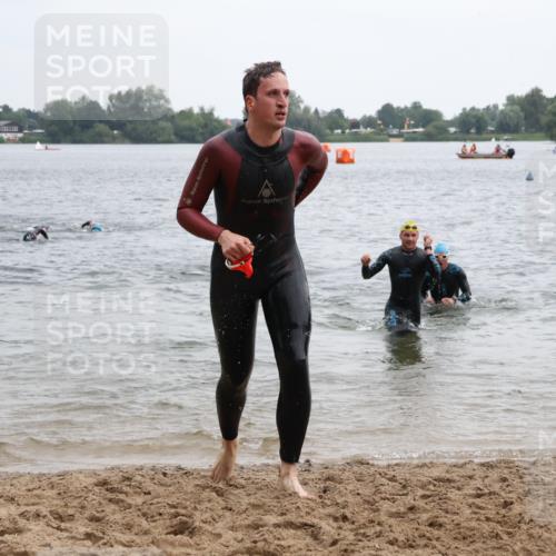 21.06.2025 - 27. Vierlanden-Triathlon Lena Gebhardt http://msf.ph/oto/8040439 15.06.2025 12:55:57 Schwimmen 1104, 1117, 1132, 1134 meine-sportfotos.de