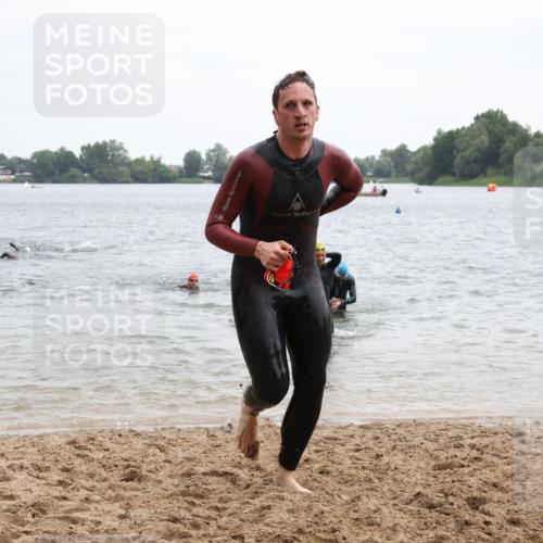 21.06.2025 - 27. Vierlanden-Triathlon Lena Gebhardt http://msf.ph/oto/8040442 15.06.2025 12:55:57 Schwimmen 1104, 1117, 1132, 1134 meine-sportfotos.de