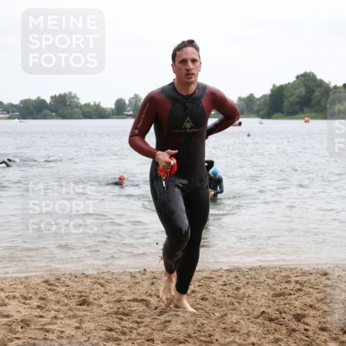 21.06.2025 - 27. Vierlanden-Triathlon Lena Gebhardt http://msf.ph/oto/8040446 15.06.2025 12:55:58 Schwimmen 1104, 1117, 1132, 1134 meine-sportfotos.de