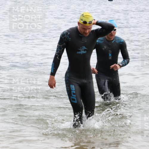 21.06.2025 - 27. Vierlanden-Triathlon Lena Gebhardt http://msf.ph/oto/8040449 15.06.2025 12:56:00 Schwimmen 1104, 1117, 1132, 1134 meine-sportfotos.de