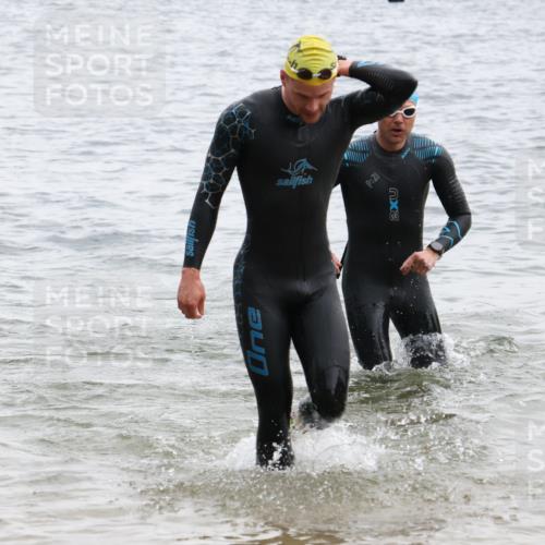 21.06.2025 - 27. Vierlanden-Triathlon Lena Gebhardt http://msf.ph/oto/8040452 15.06.2025 12:56:00 Schwimmen 1104, 1117, 1132, 1134 meine-sportfotos.de