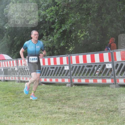 21.06.2025 - 27. Vierlanden-Triathlon KatJ http://msf.ph/oto/8040453 15.06.2025 14:27:43 Ziel 199, 1314 meine-sportfotos.de