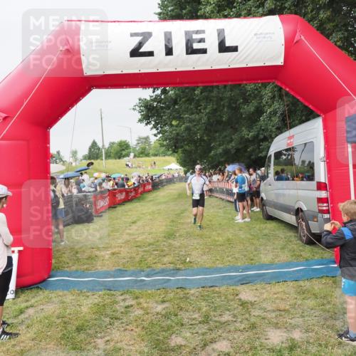 21.06.2025 - 27. Vierlanden-Triathlon MichiJ http://msf.ph/oto/8040454 15.06.2026 13:25:06 Ziel 766 meine-sportfotos.de