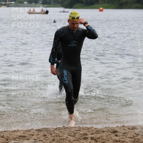 21.06.2025 - 27. Vierlanden-Triathlon Lena Gebhardt http://msf.ph/oto/8040455 15.06.2025 12:56:01 Schwimmen 1104, 1117, 1132, 1134 meine-sportfotos.de