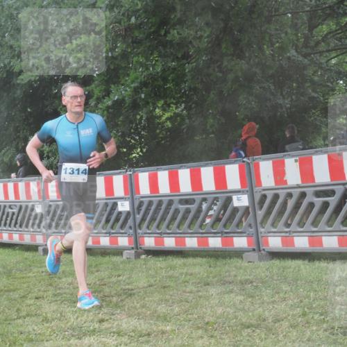 21.06.2025 - 27. Vierlanden-Triathlon KatJ http://msf.ph/oto/8040458 15.06.2025 14:27:44 Ziel 1314 meine-sportfotos.de