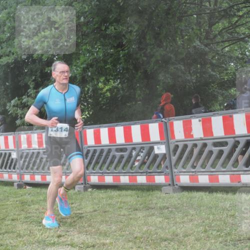 21.06.2025 - 27. Vierlanden-Triathlon KatJ http://msf.ph/oto/8040461 15.06.2025 14:27:44 Ziel 1314 meine-sportfotos.de