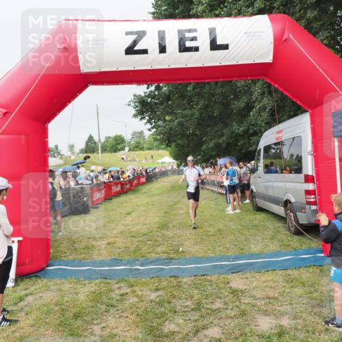 21.06.2025 - 27. Vierlanden-Triathlon MichiJ http://msf.ph/oto/8040462 15.06.2026 13:25:06 Ziel 766 meine-sportfotos.de