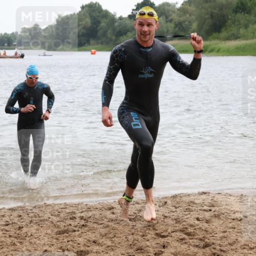 21.06.2025 - 27. Vierlanden-Triathlon Lena Gebhardt http://msf.ph/oto/8040463 15.06.2025 12:56:03 Schwimmen 1104, 1117, 1119, 1132, 1134 meine-sportfotos.de