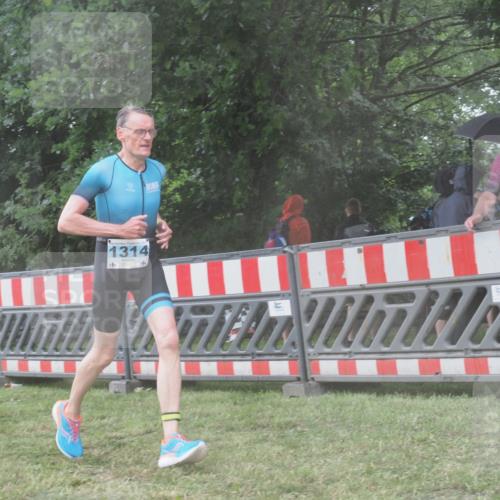 21.06.2025 - 27. Vierlanden-Triathlon KatJ http://msf.ph/oto/8040464 15.06.2025 14:27:44 Ziel 1314 meine-sportfotos.de
