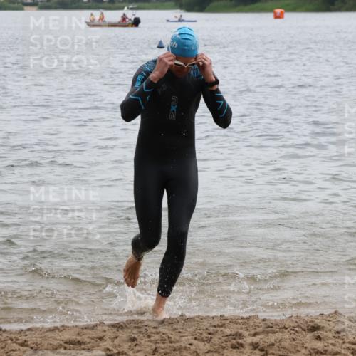 21.06.2025 - 27. Vierlanden-Triathlon Lena Gebhardt http://msf.ph/oto/8040465 15.06.2025 12:56:03 Schwimmen 1104, 1117, 1119, 1132, 1134 meine-sportfotos.de