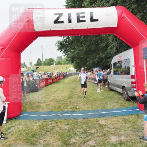 21.06.2025 - 27. Vierlanden-Triathlon MichiJ http://msf.ph/oto/8040466 15.06.2026 13:25:06 Ziel 766 meine-sportfotos.de