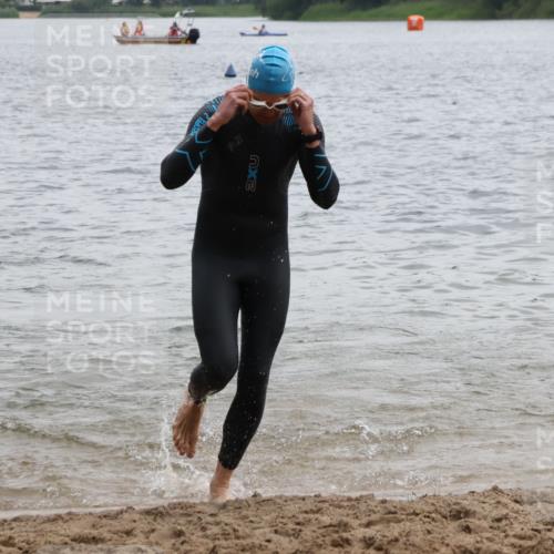21.06.2025 - 27. Vierlanden-Triathlon Lena Gebhardt http://msf.ph/oto/8040467 15.06.2025 12:56:04 Schwimmen 1104, 1117, 1119, 1132, 1134 meine-sportfotos.de