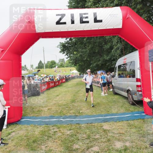 21.06.2025 - 27. Vierlanden-Triathlon MichiJ http://msf.ph/oto/8040473 15.06.2026 13:25:07 Ziel 766 meine-sportfotos.de
