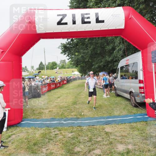 21.06.2025 - 27. Vierlanden-Triathlon MichiJ http://msf.ph/oto/8040476 15.06.2026 13:25:07 Ziel 766 meine-sportfotos.de