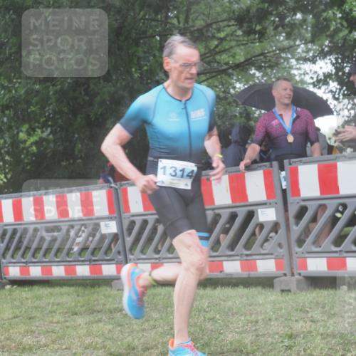 21.06.2025 - 27. Vierlanden-Triathlon KatJ http://msf.ph/oto/8040478 15.06.2025 14:27:44 Ziel 1314 meine-sportfotos.de