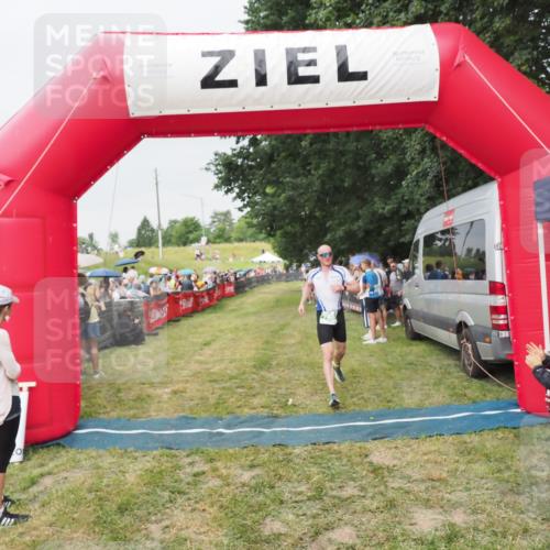 21.06.2025 - 27. Vierlanden-Triathlon MichiJ http://msf.ph/oto/8040482 15.06.2026 13:25:07 Ziel 766 meine-sportfotos.de