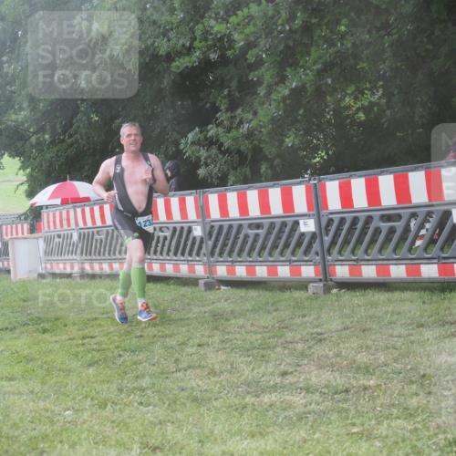 21.06.2025 - 27. Vierlanden-Triathlon KatJ http://msf.ph/oto/8040493 15.06.2025 14:27:57 Ziel 1233 meine-sportfotos.de