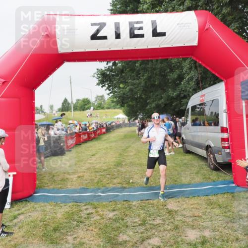 21.06.2025 - 27. Vierlanden-Triathlon MichiJ http://msf.ph/oto/8040496 15.06.2026 13:25:07 Ziel 766 meine-sportfotos.de